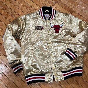 Mitchell & Ness Chicago Bulls 1998 Finals Championship Jacket Satin Gold NBA L